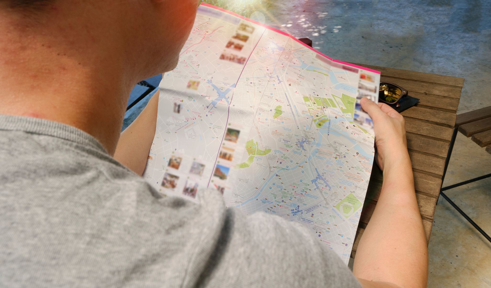 Stadtplan und Notizbuch bei der Reiseplanung